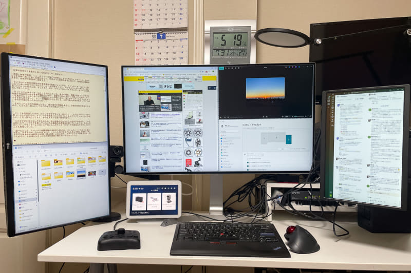 マルチディスプレイとOnScreen Controlで、3つの画面に6つのウィンドウを並べた状態。作業効率がアップできそうだ