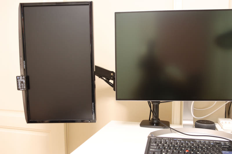 年代物の23インチ フルHDディスプレイは三菱製。縦位置にして主に原稿を書くのに使っていた
