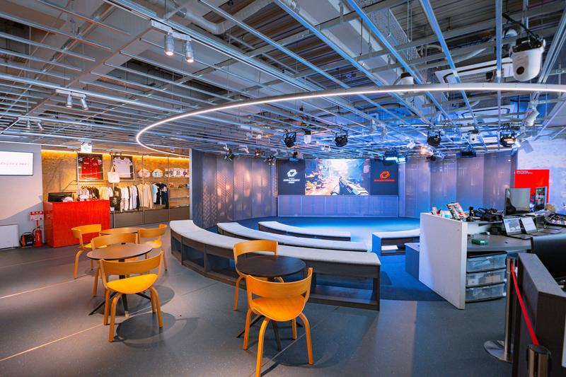 <a href="https://challepa.jp/" class="strong bn" target="_blank">esports Challenger‘s Park</a>の様子。プレイエリアでは時間制で超高速回線・高機能ゲーミングPCでゲームを楽しめる（QTnetのサービス利用者は割引あり） 。また、eスポーツの大会が開催できるスタジアムも併設しており、eスポーツ体験会やeスポーツ以外のイベント・セミナー会場としても広く活用されている