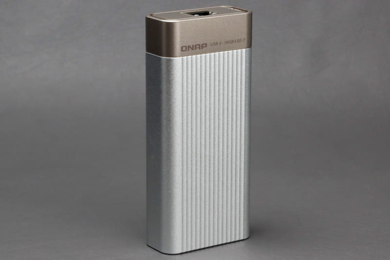 QNAPの10GbE有線LANアダプター「QNA-UC10G1T」。Thunderbolt 4対応の最新型。2.5GbEの有線LANアダプターと比較するとかなり大きめ