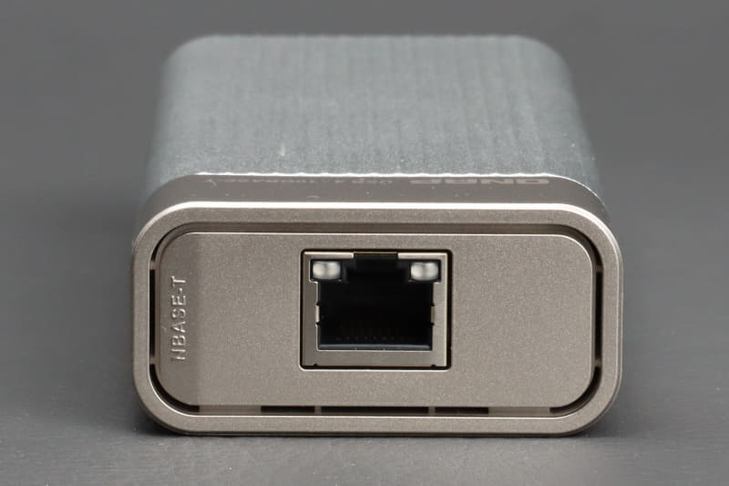 前面もフチの部分は穴が空いていて空気が抜けそうだ