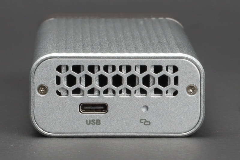 背面の穴からヒートシンクが見える。ここからファンで空気を送れればよいのだが