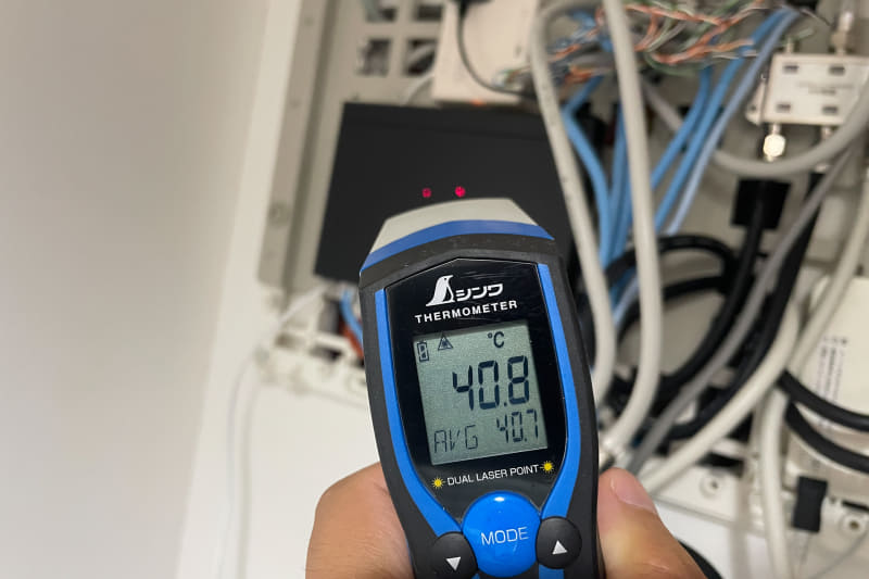エアコン無しで室温35℃という環境でも表面温度は40.8℃。真夏であっても心配は不要だ