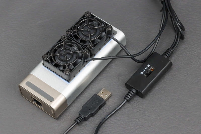 「Mauknci USBファン4cm付きヒートシンク」を取り付けたところ。電源はUSBで3段階でファンの強さを変えられる