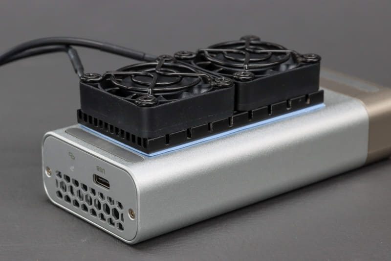 ヒートシンクの厚さはわずか5mmだが、電動ファンで効率的に排熱できる