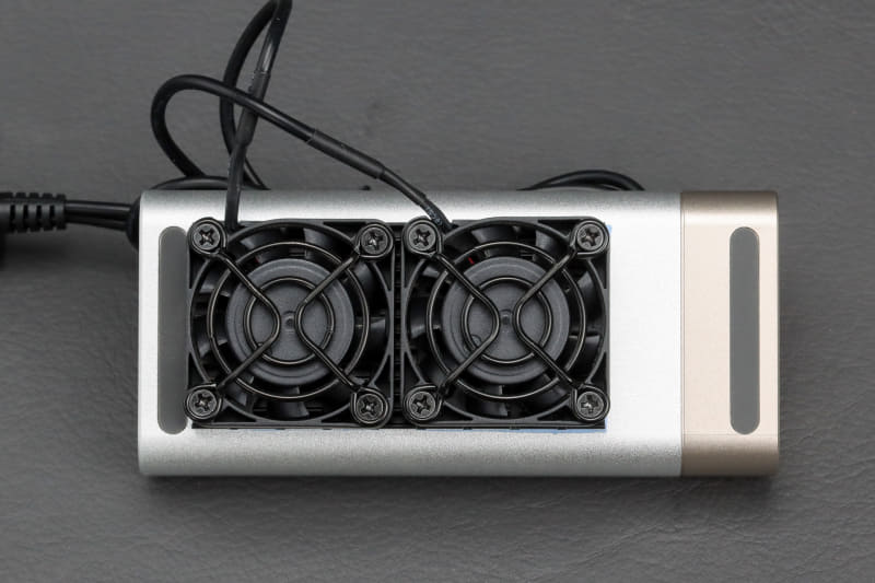 より熱くなる基板側（底面）に貼り付けた。サイズ的にもジャストフィット