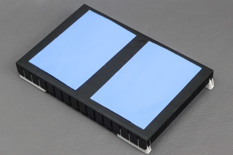 組み立てた状態。水色の部分が熱伝導テープになっていて、上にスイッチングハブを載せる形