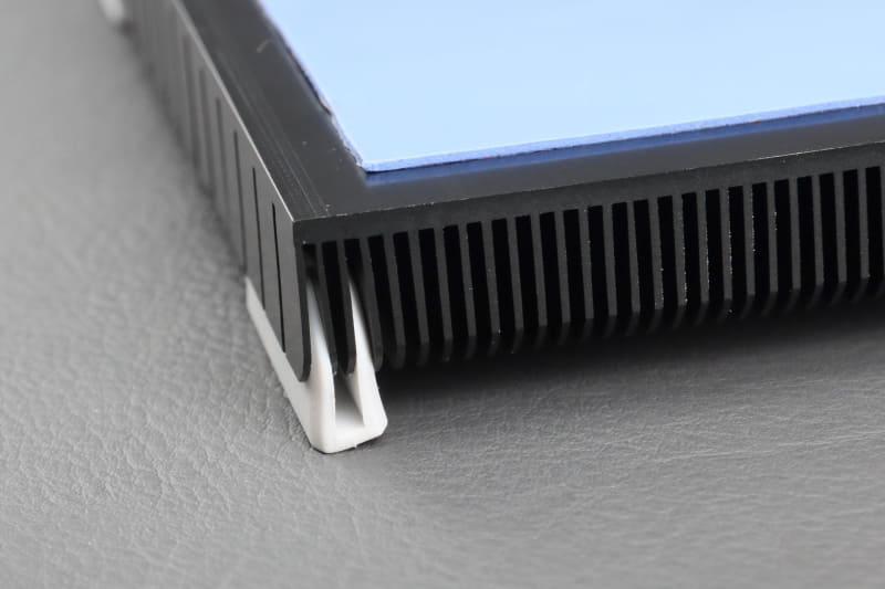 白いパーツが足になる。ヒートシンクのフィンに付ける形で場所は自由に動かせる