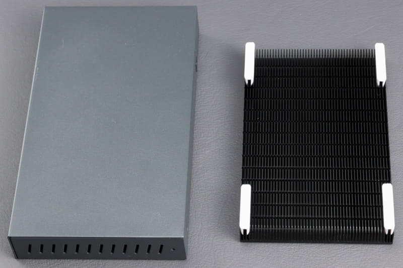 GLOTRENDS アルミニウムヒートシンクのサイズは180×115mmで、スイッチングハブより二回りぐらい小さい