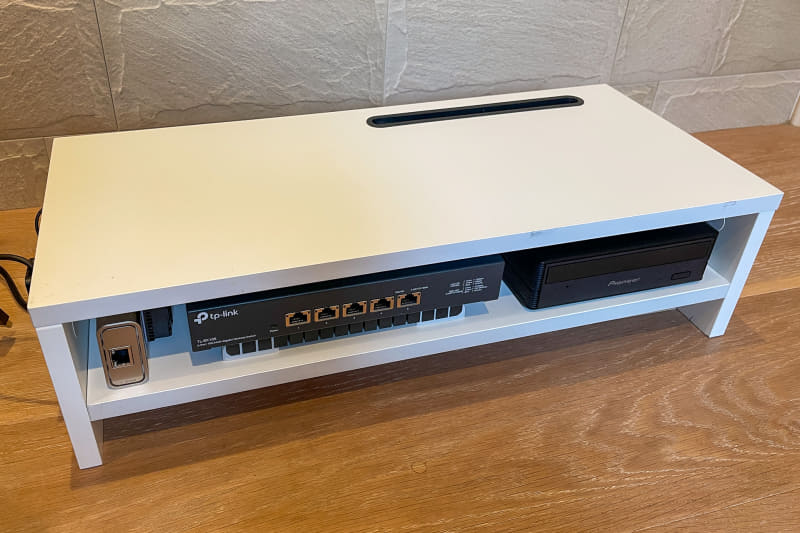 スイッチ類を入れる棚。いわゆるモニター台と呼ばれるもの