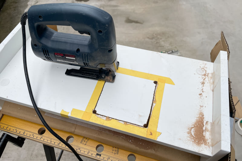 四隅にドリルで穴を開けてからジグソーで四角く切る