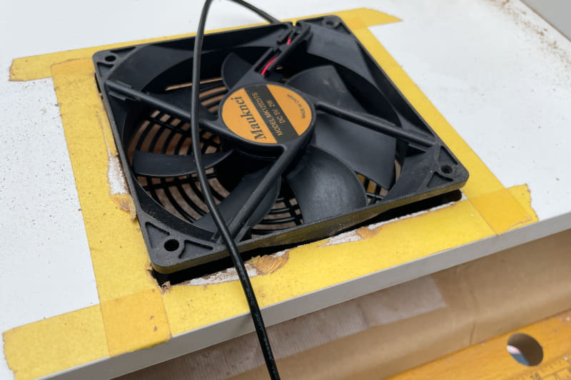 サイズを微調整しつつ、ファンがピッタリ収まる形に