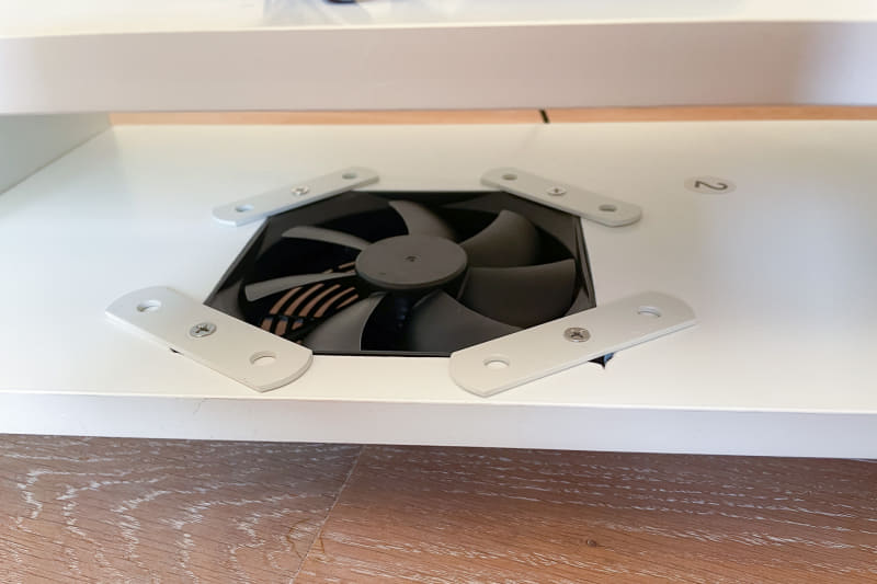 そのままでもピッタリハマっていたが、念のため吊り下げる形に