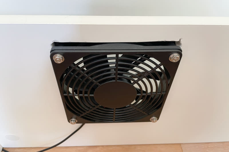 下から見たところ。ファンの厚みがあるので下側に飛び出した形になる