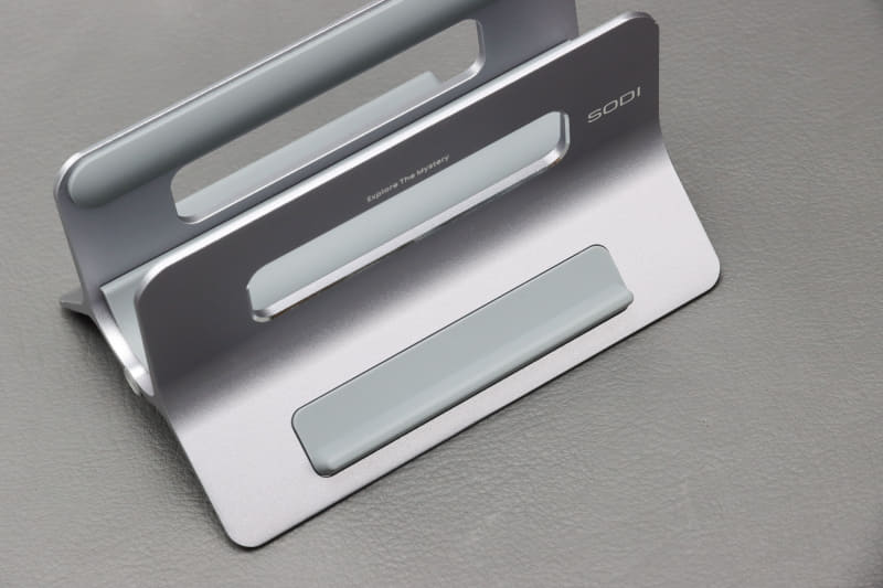 足の部分にはゴムのプレートが付いていて、ここにもタブレットなどをひっかけられる