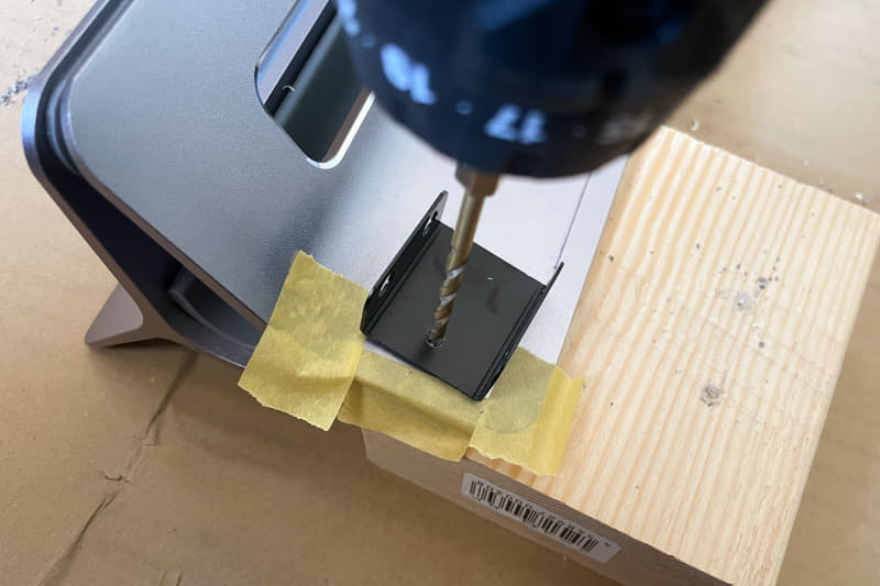 もともとファン同士を連結していた金具を使って固定することに