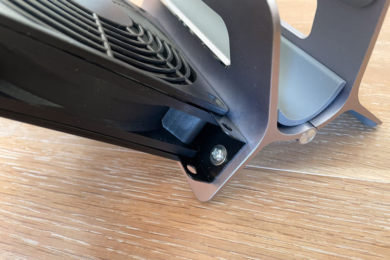 スタンドにも穴開けしてネジで固定