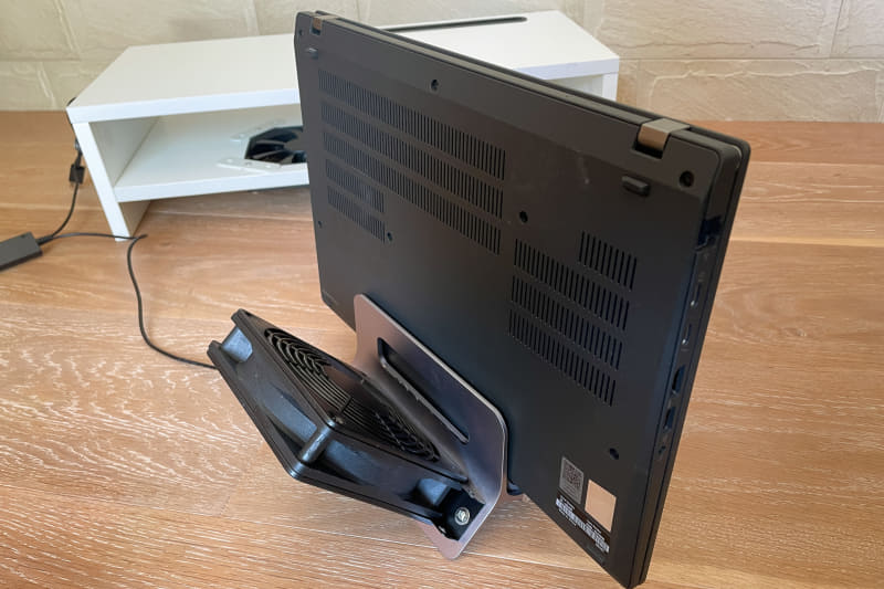 こんな感じで立てたPCの底面全体に風を当てる