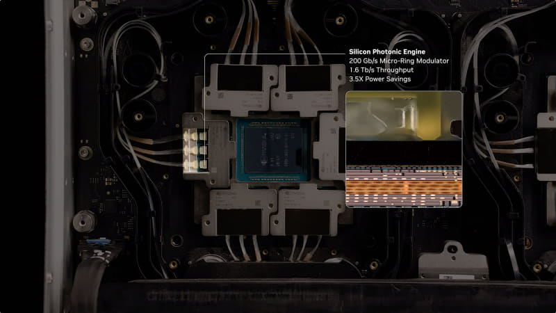 図06：Silicon Photonics Engineの断面図。上の黄色い部分がFiber Attachで、その下にSiliconを挟んでEIC/PICが並ぶ