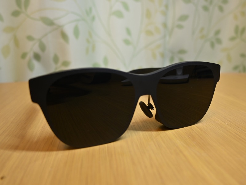 映画を観るときなど周りの景色を全て遮断してグラス内の画面に集中したい場合には付属のシールドをつけます