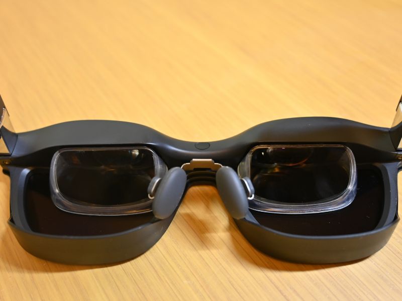ARグラス内部には両目の内側のレンズがあり、ここから映像を見ることができます。出っ張りも目に当たることはないので、違和感なく装着できます