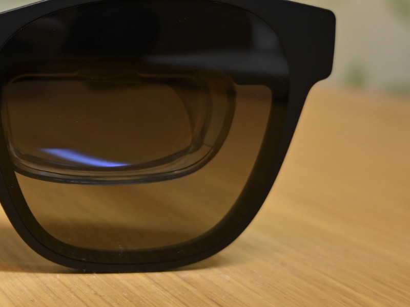 サングラスのような色つきのレンズで、外部の光を抑えることで画面がより見やすくなっています