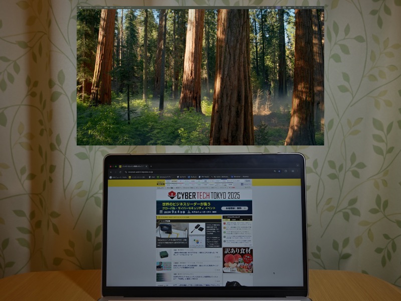 グラスからのぞいた画面のイメージ（合成して再現）。レンズが少し暗めの色ということもあり、周りの景色もそれにともなって暗く見えます。そして、画面は浮かんでいるように見えます