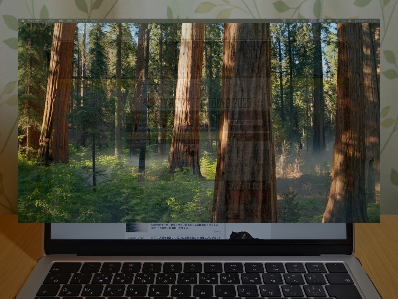 XREALの画面とPCの画面が重なったときのイメージ（合成して再現）。PCの画面がほぼ見えなくなります