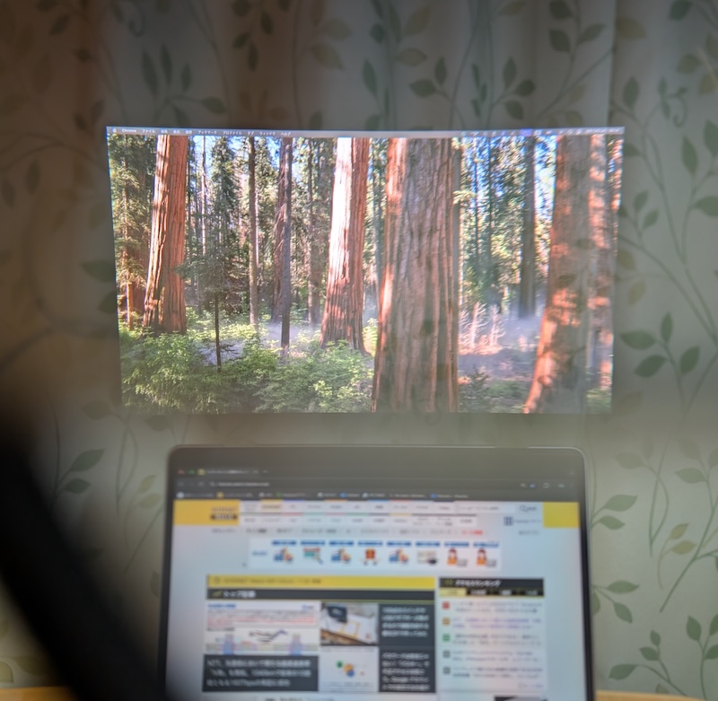 実際の様子。はじめこそ空間に画面が浮いているという現象に慣れが必要かもしれませんが、使っていて動きに遅延がなくスムーズに操作できました