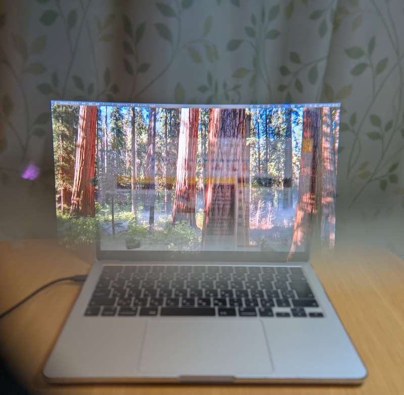 実際の様子。撮影の関係で画面下部がぼやけてしまいましたが、このように目線を下げると画面同士が重なってしまいます