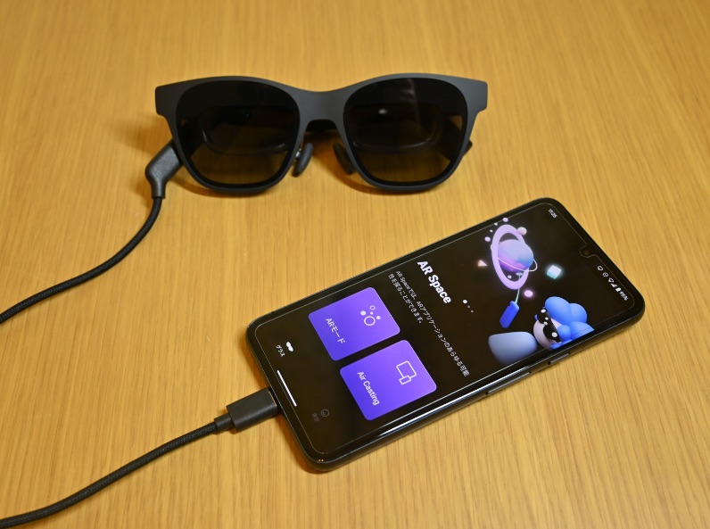 XREALースマホ間もケーブル1本で接続できます。今回は私のスマホ（Google Pixel 8）で接続しています
