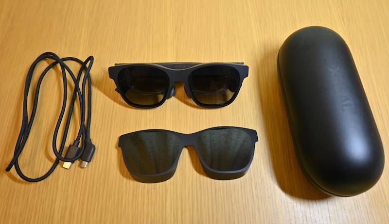 グラス本体のほか、グラスに装着して外部の光を遮断するシールド、PCなどの接続用USB Type-Cケーブル、ケースなどが付属します