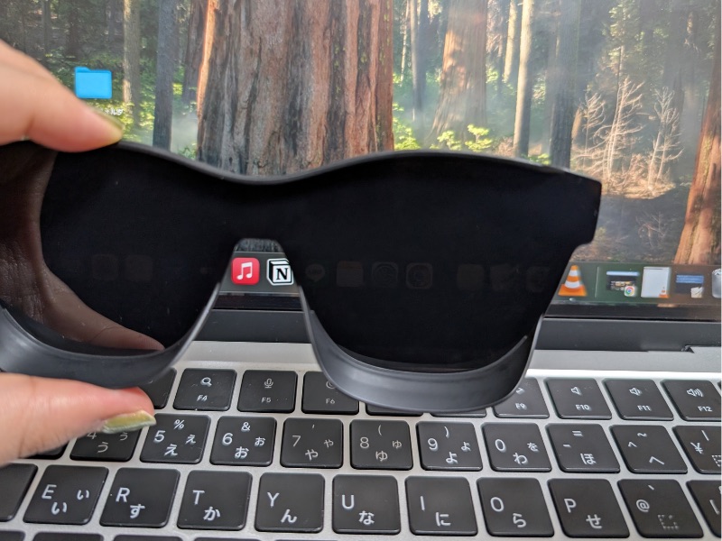 シールドですが、プラスチック製でPCの画面に合わせてみたところうっすら見える程度。XREALに装着すると周りの景色が全くと言っていいほど見えなくなるので、劇場気分を味わえます