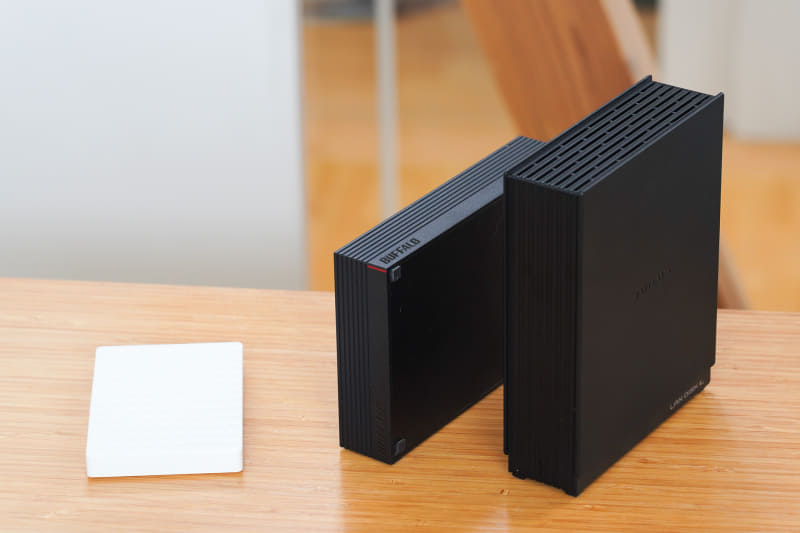 外付けハードディスクは3.5インチ（中央）と2.5インチ（左）から選択。右は「HDL1-LA02」