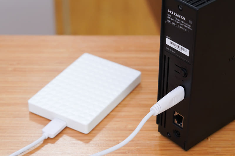 NAS背面にあるUSBポートに外付けHDDを接続する