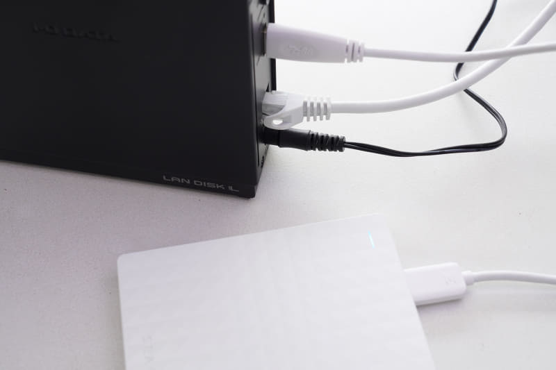 2.5インチの外付けHDDは、USBポートに接続するだけで電源がオンになる