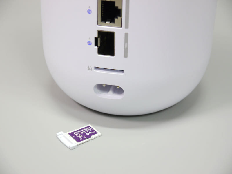 microSDカードスロットを搭載。標準で64GBのカードが装着されていた