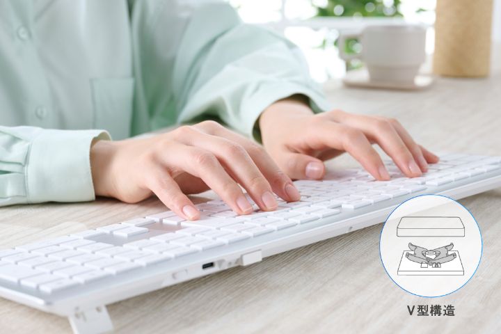 キースイッチは「V型構造」のパンタグラフで、軽快かつブレが少ない打ち心地を実現