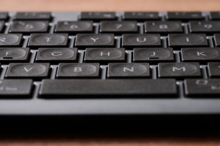 指先の丸みにフィットするへこみが付いたキートップ