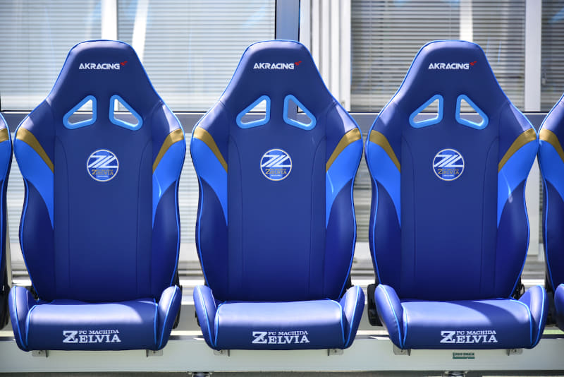 クラブカラーであるブルーを基調に、チームエンブレム・チームロゴを刺繍加工で施している