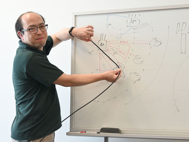 堂前さん「このように、無線LANでの通信は非常に複雑ですが、干渉もノイズも電波の届きやすさも、ケーブルで接続してしまえば全て解決するのです！！！」