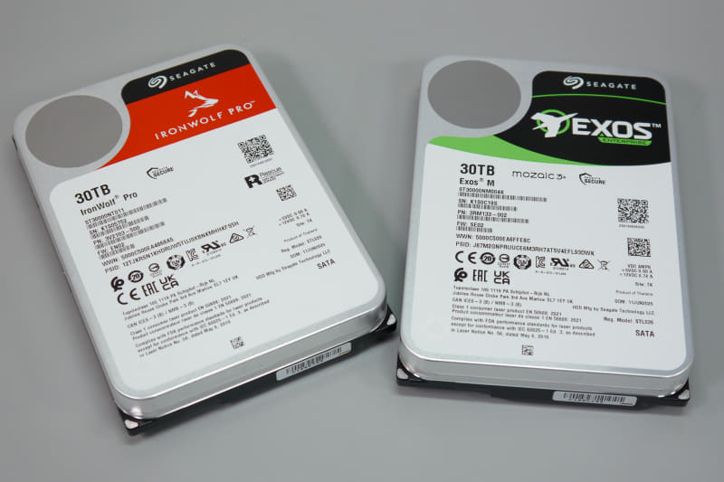 HAMR技術を採用したMozaic 3+対応のHDD。Seagate IronWolf Pro（左）とExos M（右）