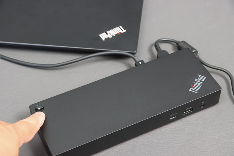 Lenovo ThinkPadと、同じくLenovoの「ユニバーサル Thunderbolt 4 ドック」を組み合わせて使っている