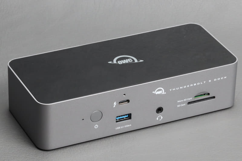 側面は金属（おそらくアルミ）、天面はハイグロスブラックのアクリルで高級感のある見た目