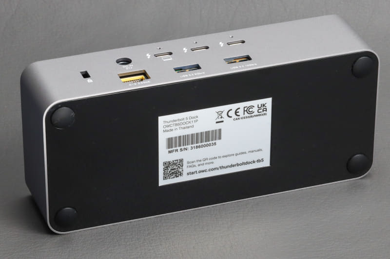 底面にはゴム足。ずっしりとした重さと相まってずれにくいのがいい