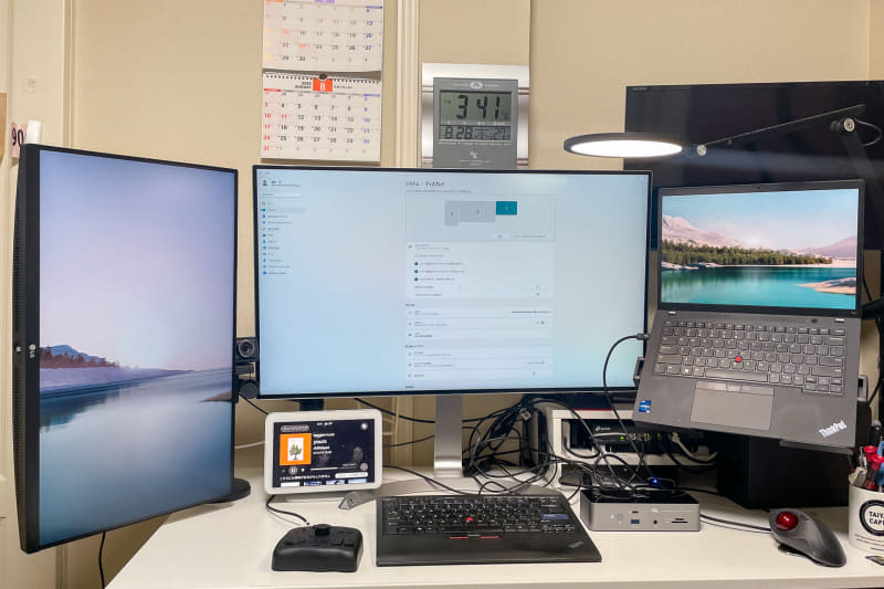 デイジーチェーン接続に対応したディスプレイがあるので、Thunderbolt 5ポート1つで、WQHDのディスプレイと4Kのディスプレイを繋ぐことができた