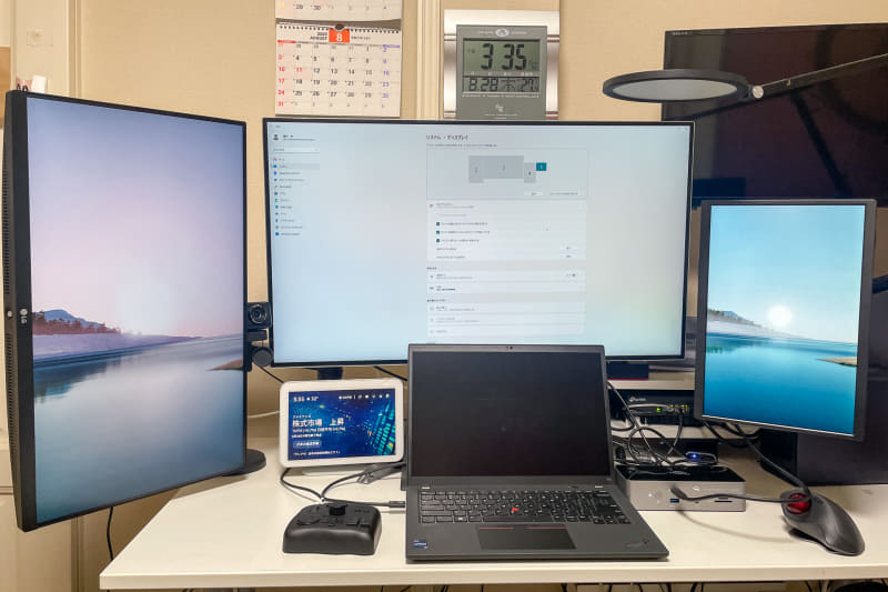 もう1枚、フルHDのディスプレイを繋いだところ、PC本体の画面が表示されなくなった。Thunderbolt 4接続だと最大3画面までのようだ