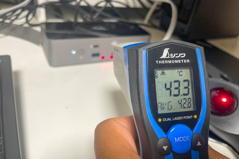 ずっと仕事で使いっぱなしでも表面温度は43℃程度で安定している