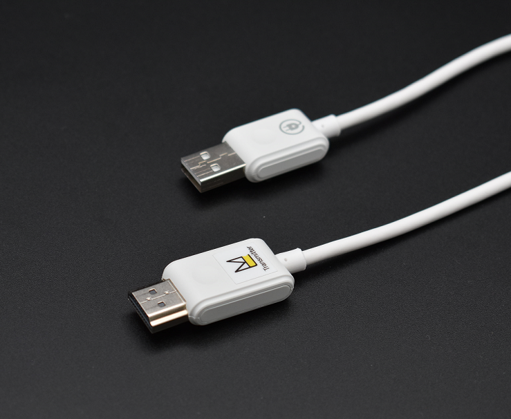 1本のケーブルのように見えるが、片方はHDMIで、もう片方は電源を取るためのUSBコネクタ。重さは24g±1g