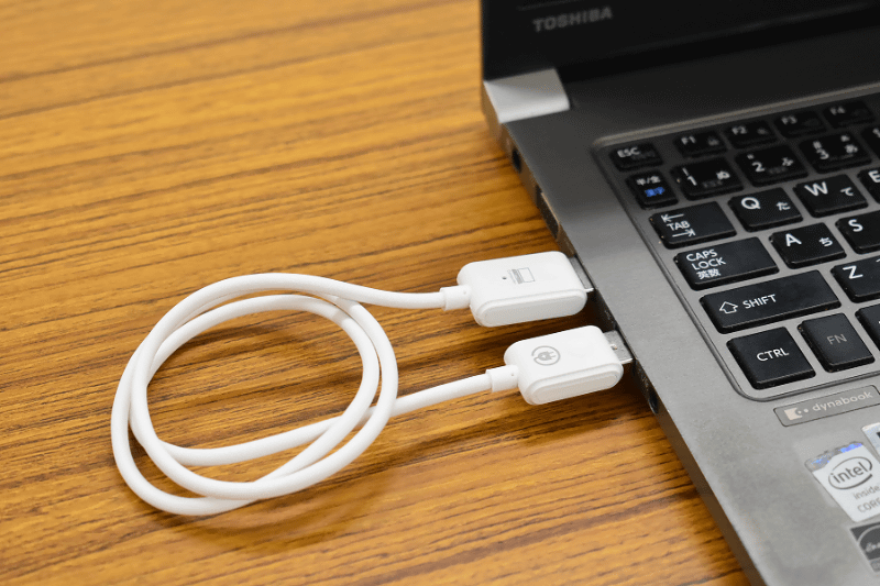 こちらは、HDMI接続タイプの送信機をノートPCに取り付けた状態。片方は映像用のHDMI、もう片方は電源用のUSBでノートPCから電源を受けている